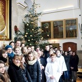 Pamiątką skarżyskich dni formacji jest wspólna fotografia zrobiona w kaplicy łaskami słynącego obrazu Matki Bożej Miłosierdzia