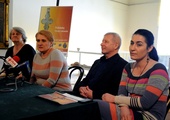O wystawie na konferencji prasowej opowiadali (od lewej): Elżbieta Skupicha, Małgorzata Cieślak-Kopyt, Adam Zieleziński i Ilona Pulnar-Ferdjani