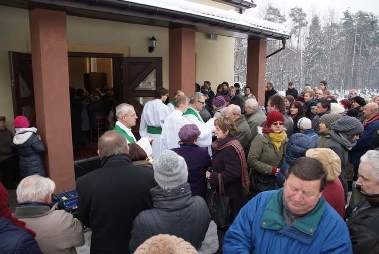 Msza św. przy spalonym kościele