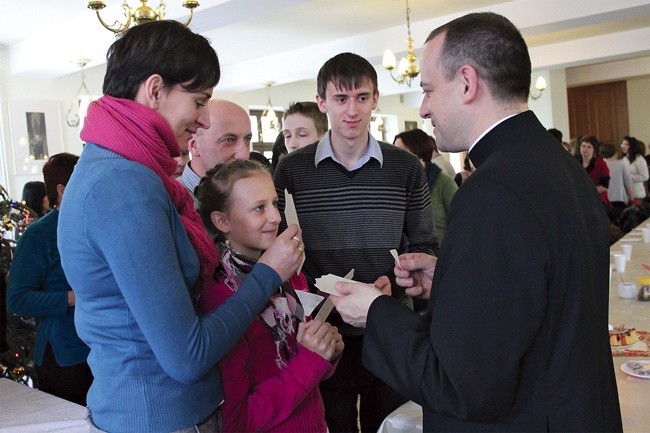  Rodziny stypendystów składały życzenia także ks. dr. Stanisławowi Lubaszce, diecezjalnemu koordynatorowi fundacji przyznających stypendia młodzieży