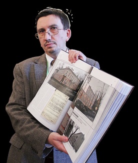  Historyk Tomasz Łabuszewski z IPN pokazuje 600-stronicową publikację, opisującą 210 z ponad 500 miejsc, gdzie w Polsce latach 1944–56 dokonywano komunistycznych zbrodni 