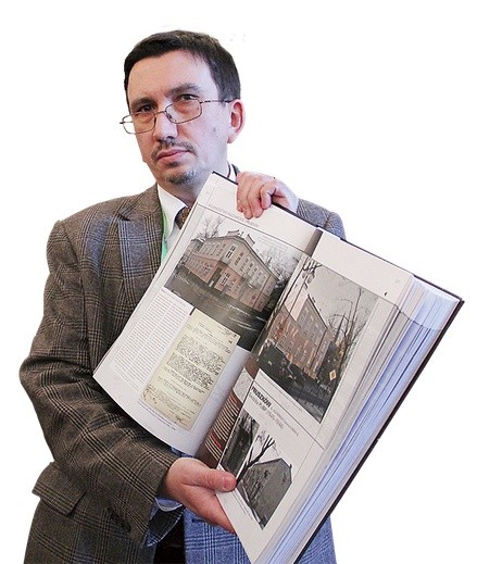  Historyk Tomasz Łabuszewski z IPN pokazuje 600-stronicową publikację, opisującą 210 z ponad 500 miejsc, gdzie w Polsce latach 1944–56 dokonywano komunistycznych zbrodni 