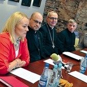  – Pojawiają się nowe inspiracje, które otwierają nas na aktualne problemy, zwłaszcza potrzeby młodzieży. To wszystko mówi nam, że Kościół nasz żyje – podkreślał na spotkaniu bp Piotr Libera