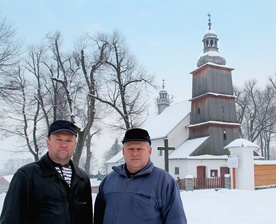  Grzegorz Średniawa i Kazimierz Świerczek z rady parafialnej przyznają, że sporo robi się w parafii inwestycji, bo wspólnocie na tym po prostu zależy