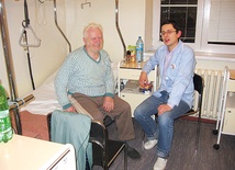  – Każdy z pacjentów ma swoją niepowtarzalną historię. Lubię ich słuchać – przekonuje Bartek  (na zdjęciu z panem Wiesławem)