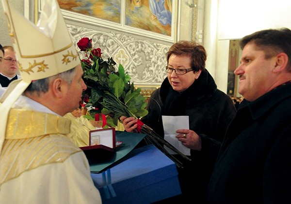  Wręczamy ten medal za wybitne zasługi oraz całokształt działalności na rzecz województwa mazowieckiego  – mówił Leszek Ruszczyk. Obok Bożenna Pacholczak 