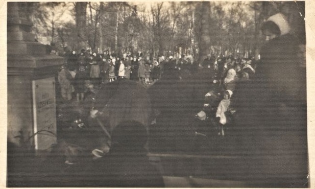 Pogrzeb ofiar zbrodni dokonanej przez Niemców na 78 mieszkańcach Płońska i powiatu płońskiego w styczniu 1945 r., na Piaskach. Zdjęcie wykonano w lutym 1945 r. na miejscowym cmentarzu parafialnym 