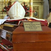 Kard. Józef Glemp pochowany będzie w dębowej trumnie, w stroju liturgicznym