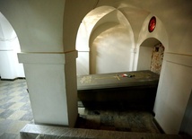 Trumna dębowa, sarkofag z czarnego granitu