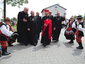 Kard. Józef Glemp witany na jubileuszu 25-lecia sakry bp. Romana Marcinkowskiego w Szczutowie, 30 maja 2010 r.