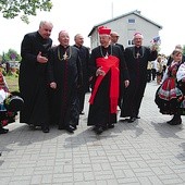 Kard. Józef Glemp witany na jubileuszu 25-lecia sakry bp. Romana Marcinkowskiego w Szczutowie, 30 maja 2010 r.