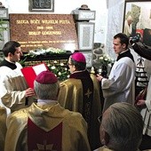  Na zakończenie Mszy św. mała miejsce modlitwa przy grobie sługi Bożego. Na nagrobku bp. Wilhelma Pluty widnieją słowa: „Człowiek w człowieku umiera, gdy go zło czynione nie boli, a dobro nie raduje”