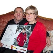 Krystyna i Bronisław Stochowie z kalendarzem z wizerunkiem swojego syna, wydanym przez pierwszy oficjalny fanklub Kamila Stocha, który ma swoją siedzibę w Proszowicach 