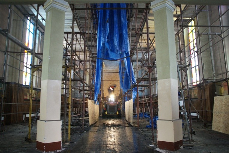 Kościół w Jaśkowicach – rozbiórka stropu