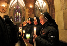  Siostry zakonne ze świecami – symbolem światła i ofiarowania siebie Bogu 