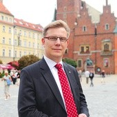  Krzysztof Bramorski znany jest  m.in. z aukcji charytatywnych, które organizuje na rzecz Wrocławskiej Kliniki Transplantacji Szpiku, Onkologii i Hematologii Dziecięcej 