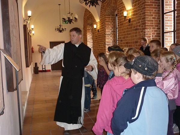  Część historyczną warsztatów prowadzi ks. Jan Rosiek, dyrektor Zespołu Klasztorno-Pałacowego, który oprowadza po opactwie