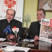 Z prośbą o wsparcie radomskiej Caritas poprzez przekazanie na jej rzecz 1% podatku zwrócił się na konferencji prasowej ks. Grzegorz Wójcik. Z prawej ks. Robert Kowalski