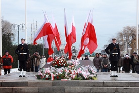 Z okazji 87. urodzin Gdyni na Płycie Marynarza złożono wieńce i kwiaty, by upamietnić gdyńskich marynarzy