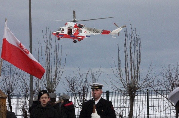 Pierwszy wieniec na wody zatoki złożyła załoga śmigłowca anakonda