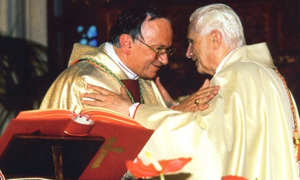 Pocałunek pokoju w czasie liturgii święceń biskupich