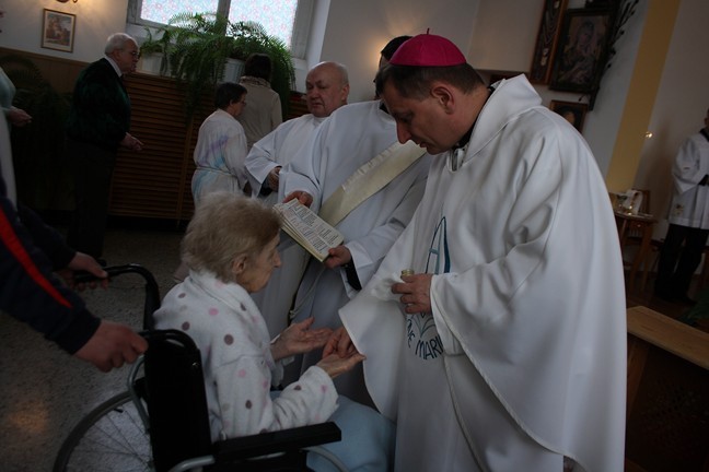 W czasie Mszy Św. kapłani udzieli sakramentu namaszczenia chorych 
