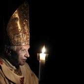 Papież niesie światło