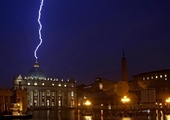 Gwałtowna burza w dniu decyzji papieża