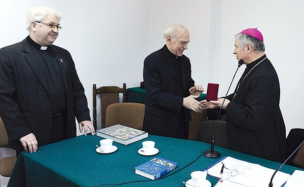  Medal wręcza bp Henryk Tomasik. Pierwszy z lewej ks. Stanisław Pindera