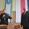 Ksiądz biskup Krzysztof Zadarko z organizatorem konferencji prof. Romanem Nowickim