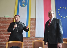Ksiądz biskup Krzysztof Zadarko z organizatorem konferencji prof. Romanem Nowickim