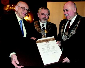 Władysław Bartoszewski (po lewej) odebrał  dyplom honorowego obywatela  z rąk prezydenta Jacka Majchrowskiego i przewodni- czącego RM Bogusława Kośmidra