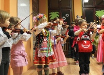 Dzieci grają na skrzypcach