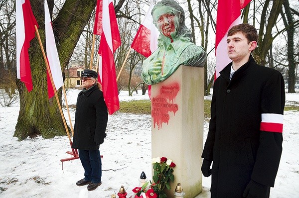  Kraków, 17 lutego. Przy zdewastowanym pomniku stanął m.in. inicjator warty honorowej Grzegorz Nieradka (po prawej)