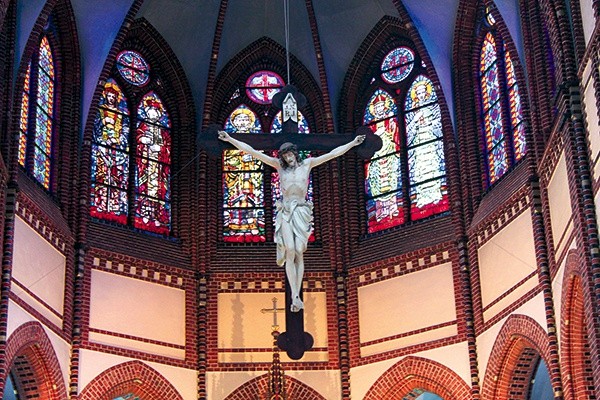  Krzyż w prezbiterium gliwickiej katedry