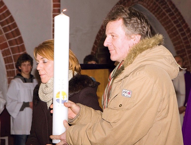  Przedstawiciele wszystkich słupskich parafii otrzymali świece, które będą płonąć w kościołach miasta przez cały czas trwania ewangelizacji, przypominając, że każdy ochrzczony ma nieść światło Chrystusa 