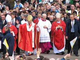  „Odchodzi z urzędu piotrowego kreatywny kontynuator pontyfikatu Jana Pawła II, wielki przyjaciel Polski i Polaków” – podkreśla kardynał