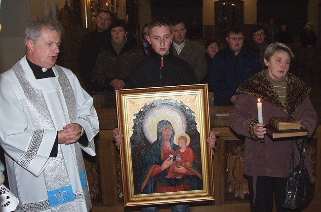  – Podczas peregrynacji Maryja odwiedziła ponad 1100 rodzin – mówi ks. Paweł Mikulski, proboszcz