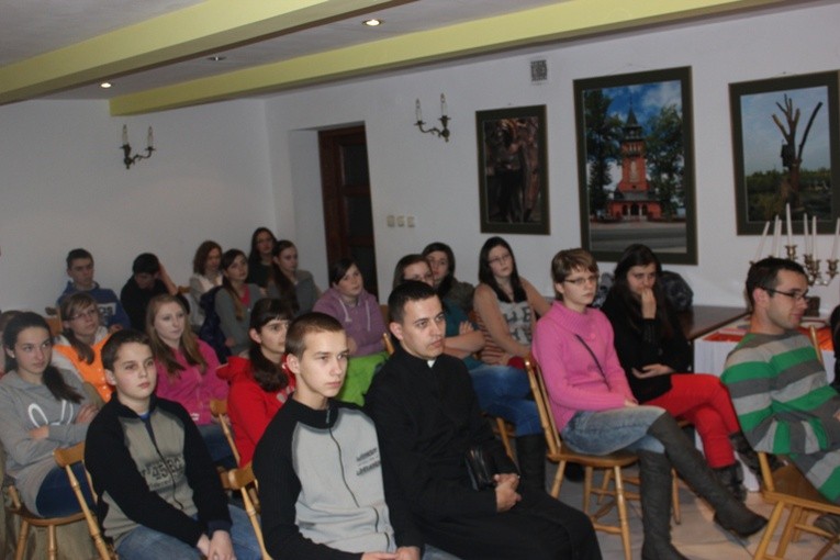 Spotkanie grupy młodzieżowej w sanktuarium w Zabawie
