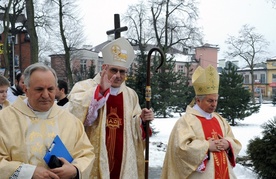 W procesji wejścia bp Radosław Zmitrowicz błogosławił swych ziomków z kozienickiej parafii pw. Świętego Krzyża i całej rodzinnej diecezji