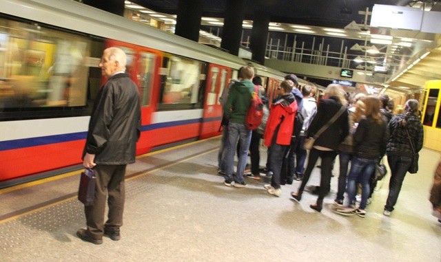 Mężczyzna wpadł pod metro