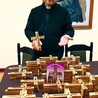  Ks. Grzegorz Wita prezentuje świeżo przywiezione krzyże z Betlejem