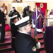 Abp Sławoj Leszek Głódź w czasie uroczystości w Luzinie poświęcił tablicę upamiętniająca żołnierzy wyklętych