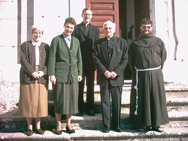  Kardynał Ratzinger podczas wizyty w klasztorze franciszkanów w Pereto. Po prawej brat Ananiel Białek, obecnie furtian klasztoru i zakrystian w kościele Niepokalanego Serca NMP w Zabrzu
