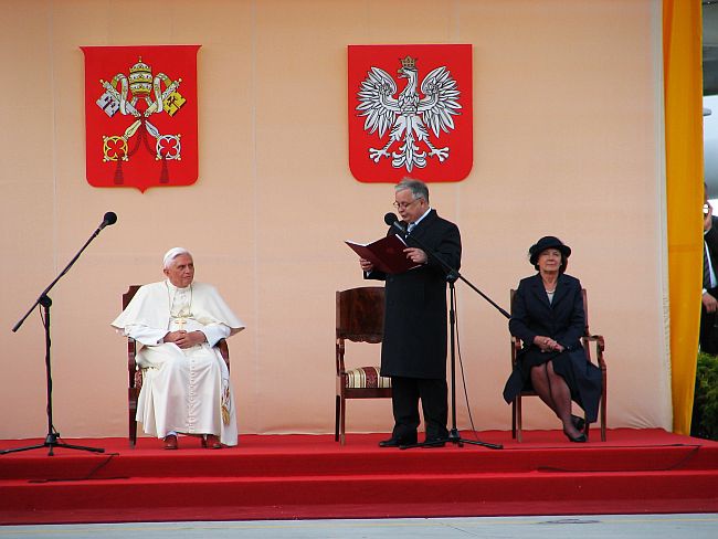 - Ojcze Święty, witamy w Warszawie - powiedział prezydent Lech Kaczyński