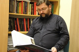 Prof. Piotr Niwiński, wykładowca Uniwersytetu Gdańskiego. Od wielu lat bada i popularyzuje historię oddziału „Łupaszki”