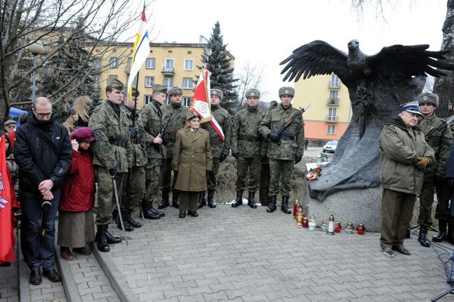 Apel przy pomniku Żołnierzy Zrzeszenia Wolność i Niezawisłość – Żołnierze Wyklęci jest w Radomiu tradycją starszą niż samo święto