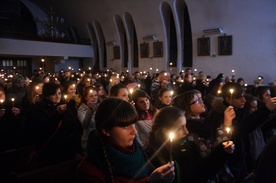 Oprócz krzyża, kryształki soli i zapalone świeczki są symbolami tegorocznych wielkopostnych czuwań dla młodzieży