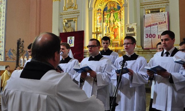 Klerycy płockiego Wyższego Seminarium Duchownego, pod kierunkiem ks. Andrzeja Lelenia, poprowadzili śpiew Gorzkich Żali. Nabożeństwu przewodniczył ks. rektor WSD Marek Jarosz