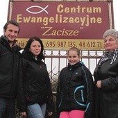  Jadwiga Warchoł (z prawej) z synową Pauliną,  synem Tomaszem i wnuczką Natalią zapraszają  na rekolekcje do centrum 